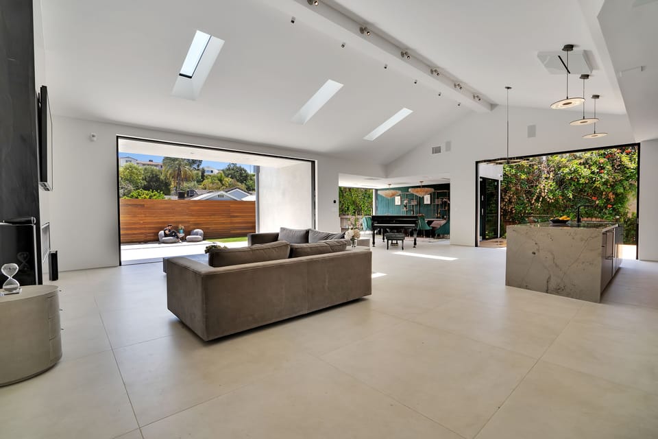 Open concept living and dining area, sky lights and high sealing! 
