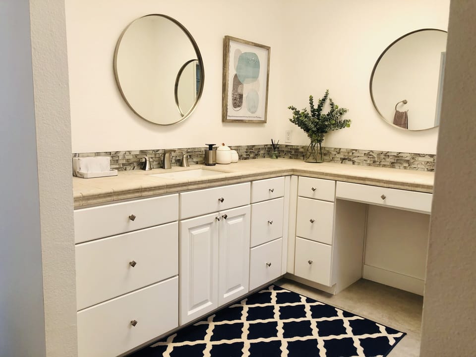 En suite bathroom - sink and vanity