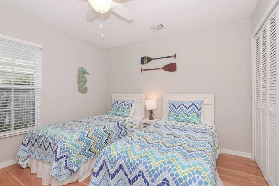 Bedroom 3 with 2 Twin Beds