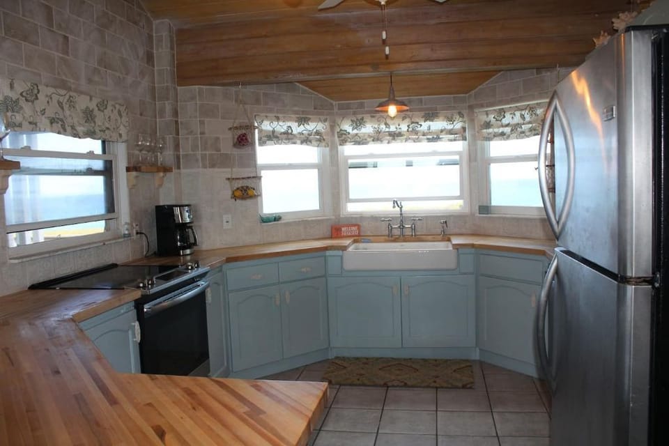 Kitchen- Ocean views while doing those dishes
