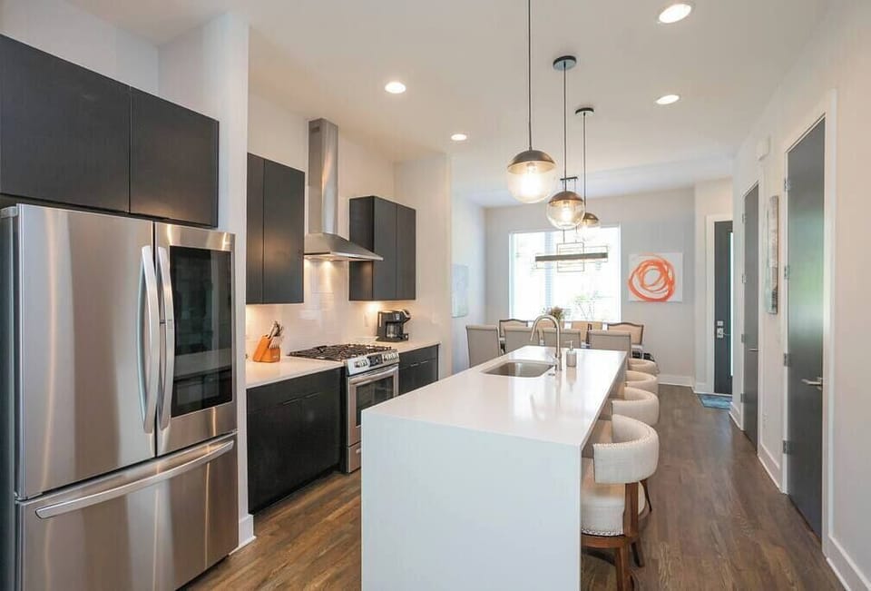 Full kitchen w/ island
