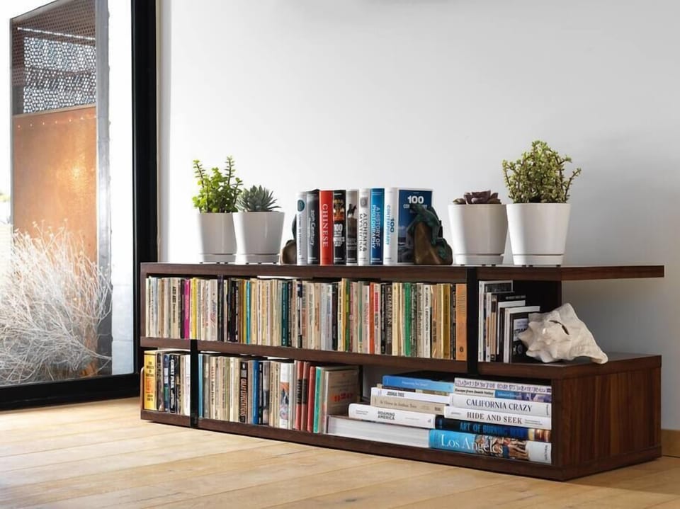 Library of over 100 books including local history and art