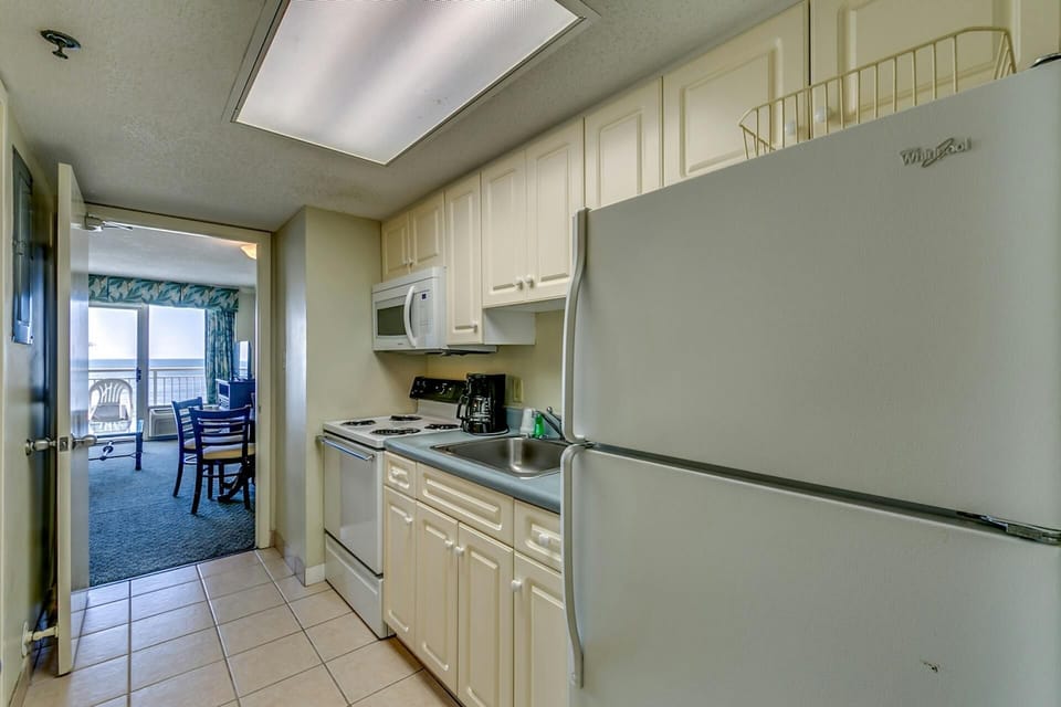Full kitchen for cooking meals 