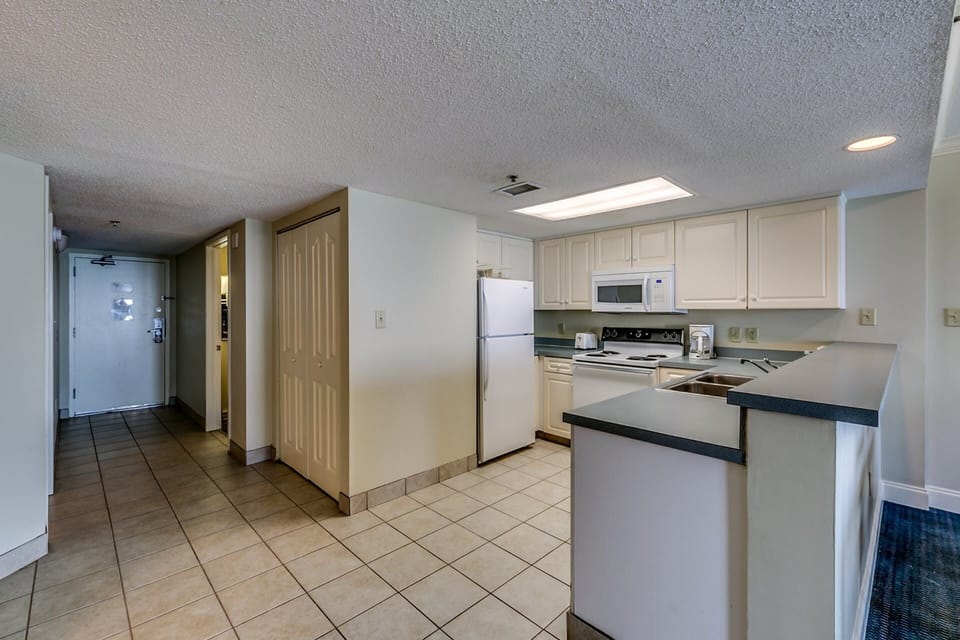 Full kitchen 