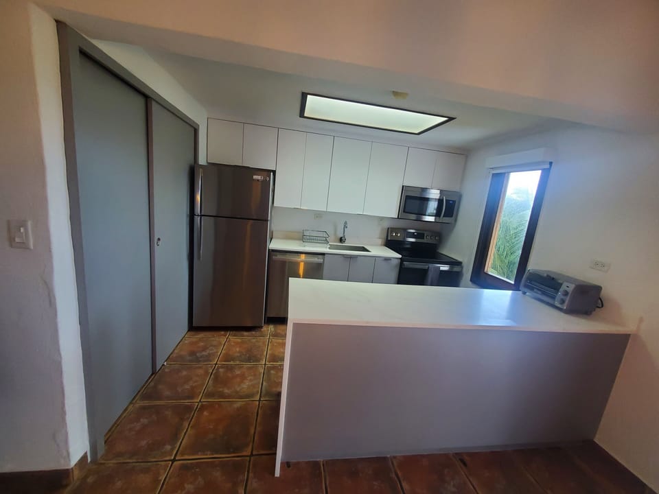 Full Kitchen (recently renovated)