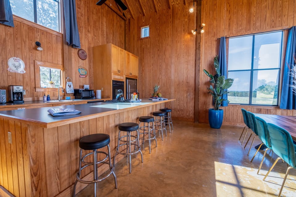 Spacious kitchen bar incl. 5 stools