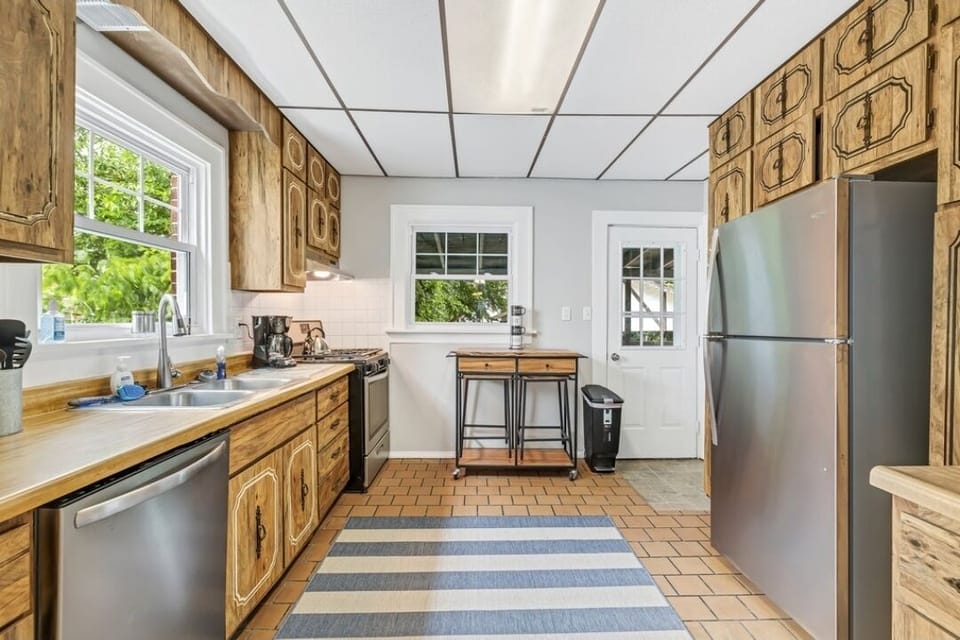 Front home fully stocked kitchen