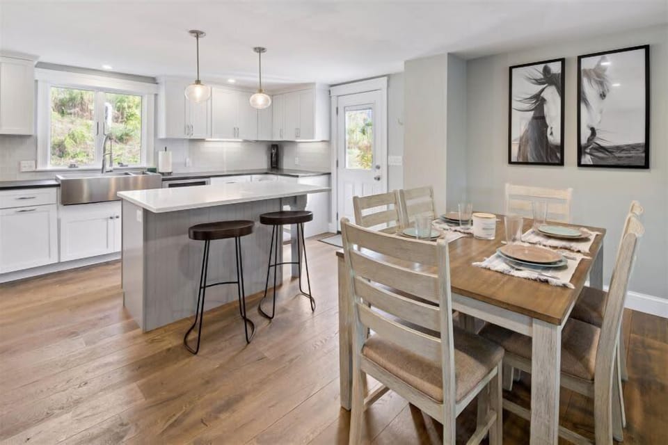 Counter seating in the kitchen for 2