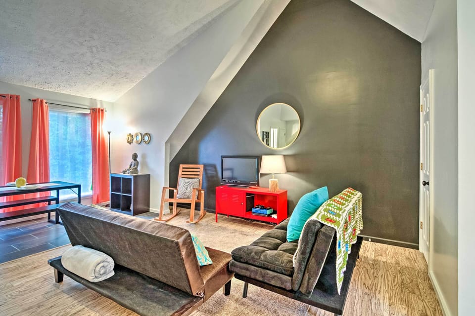 Golden Vacation Rental | 2nd-Story Studio | 1BA | Stairs Required | 600 Sq Ft