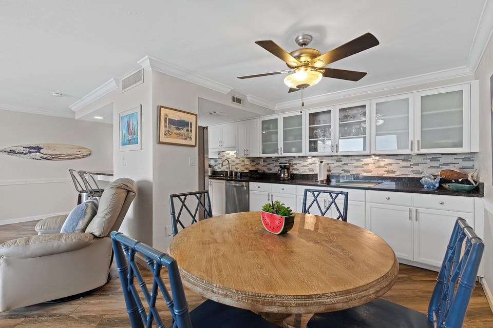Dining to kitchen