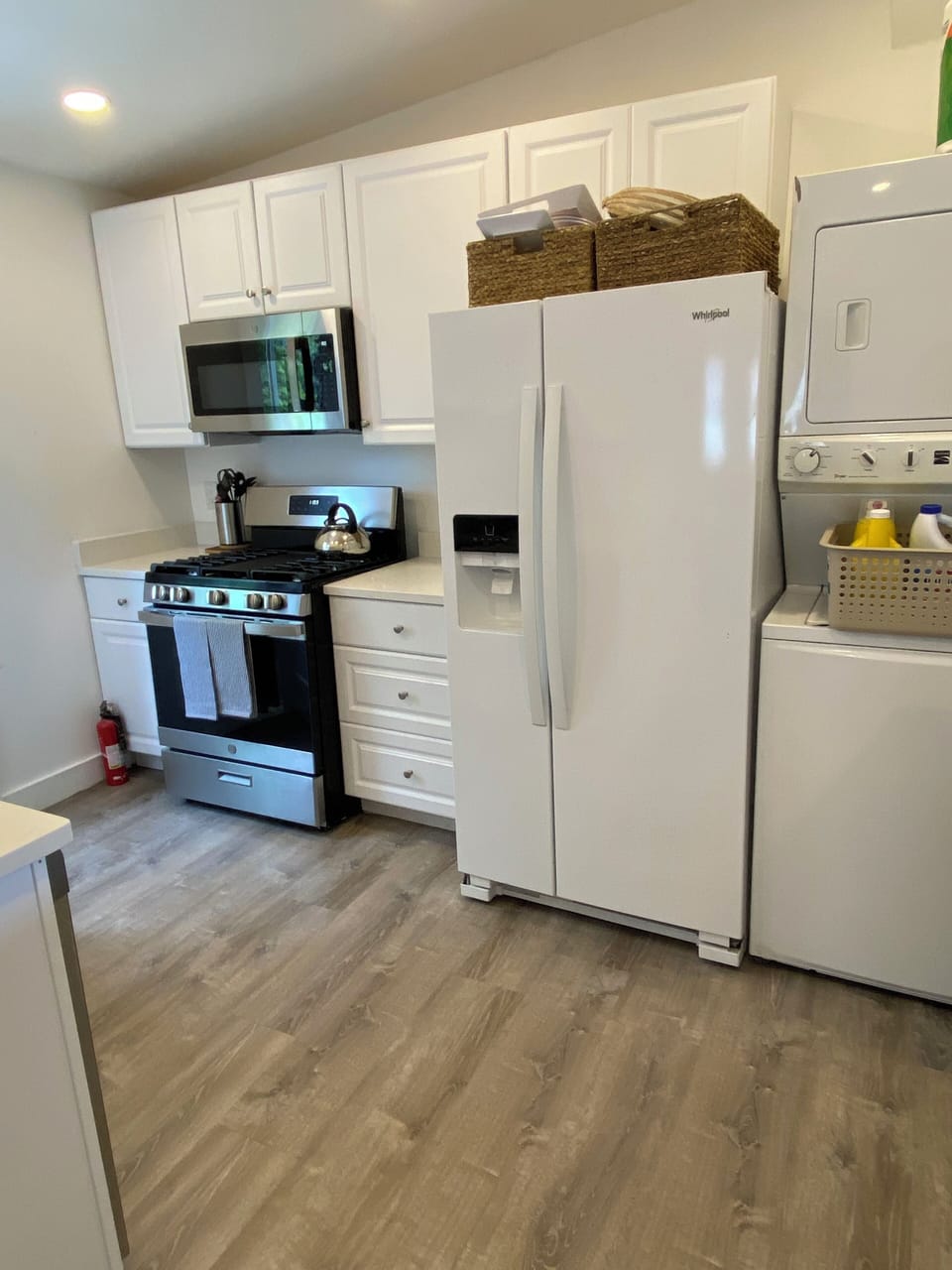 Kitchen with washer/ dryer