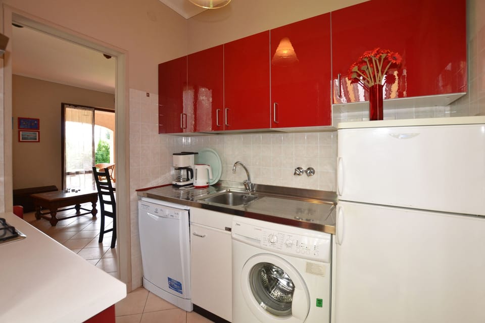 The kitchen with acces to the pergola area