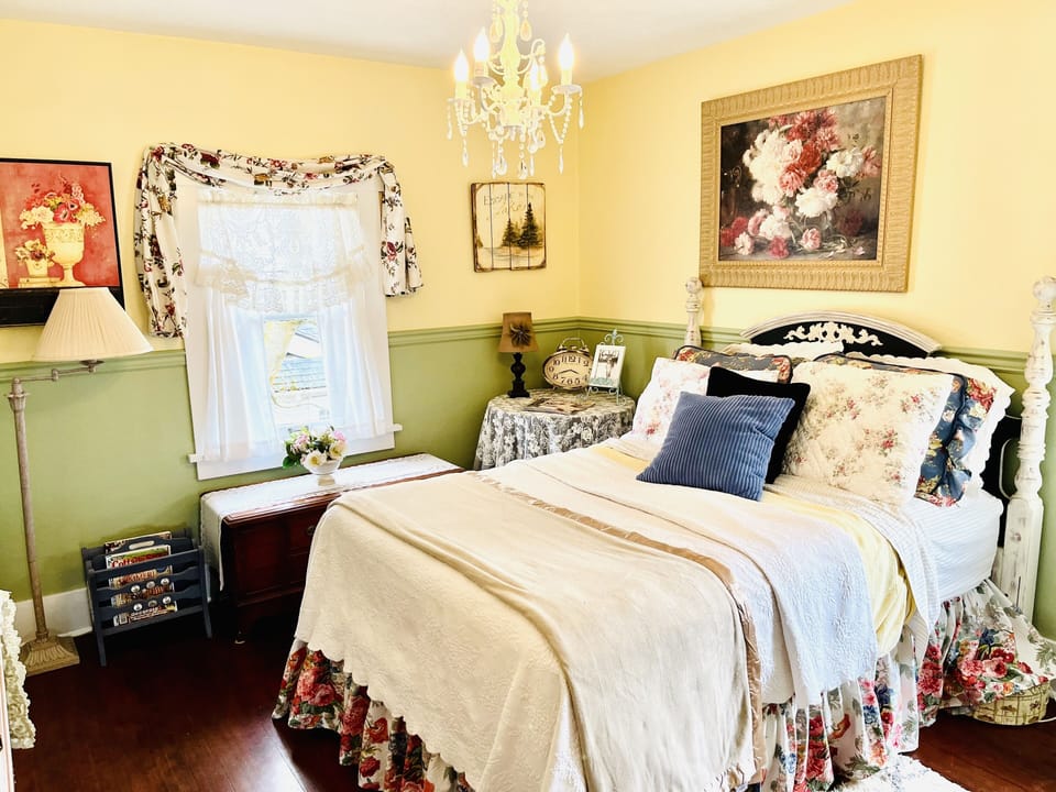 Beautifully decorated 2nd bedroom with a comfortable full size (double) bed