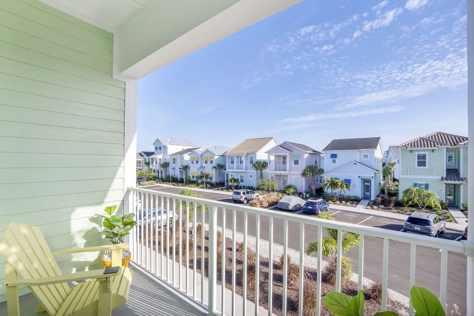 - Relaxing balcony of the cottage in Florida - Unwind and enjoy the serene ambiance from balcony - Adorned with comfortable chairs, perfect for moments of relaxation  - Breathtaking views