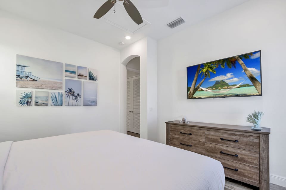 - Plush bedroom of the cottage in Florida - Smart tv and Netflix - Cozy retreat with a plush bed, perfect for relaxation - Comfy double bed - Thoughtfully designed bedroom featuring functional and stylish furniture