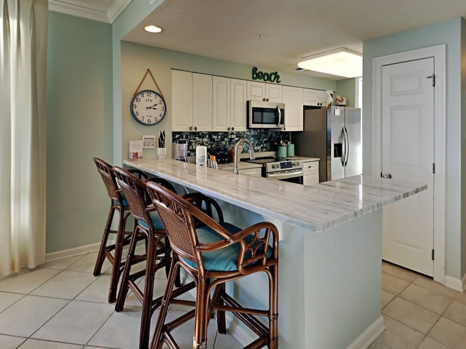Breakfast Bar - Seating for 3