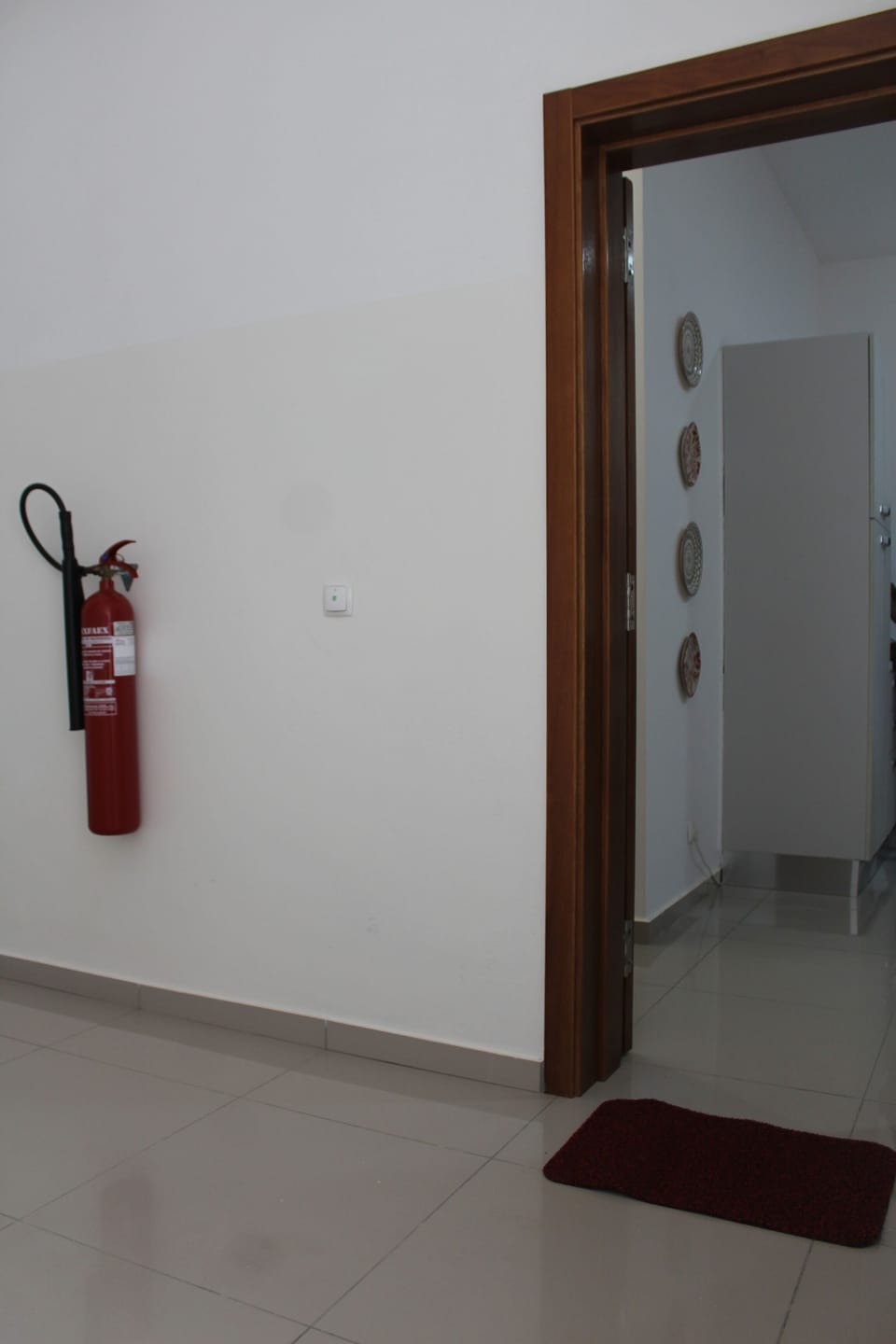 Entrance hall
with fire extinguisher