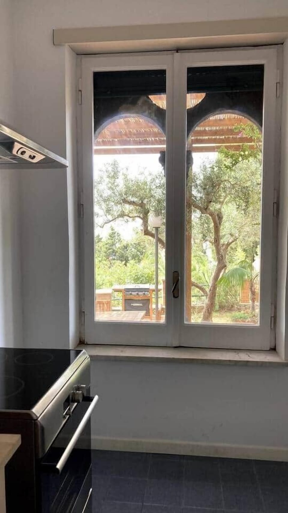 View from the equipped kitchen of Casa Bougainville in Torre Bianca near the sea