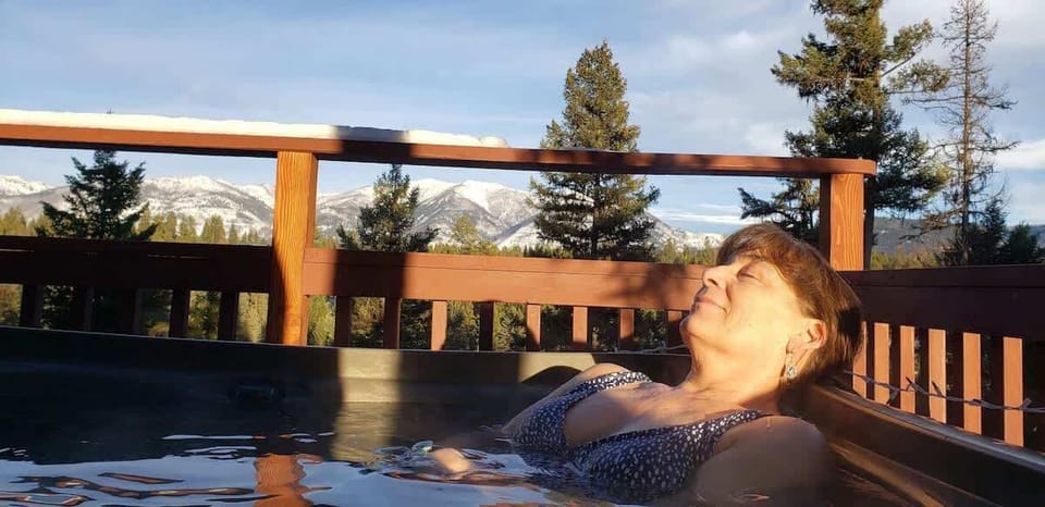 Relax and enjoy the hot tub after a day of adventure. The mountain view is spectacular! (Temporarily unavailable)
