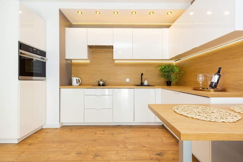 Fully equipped kitchenette. 