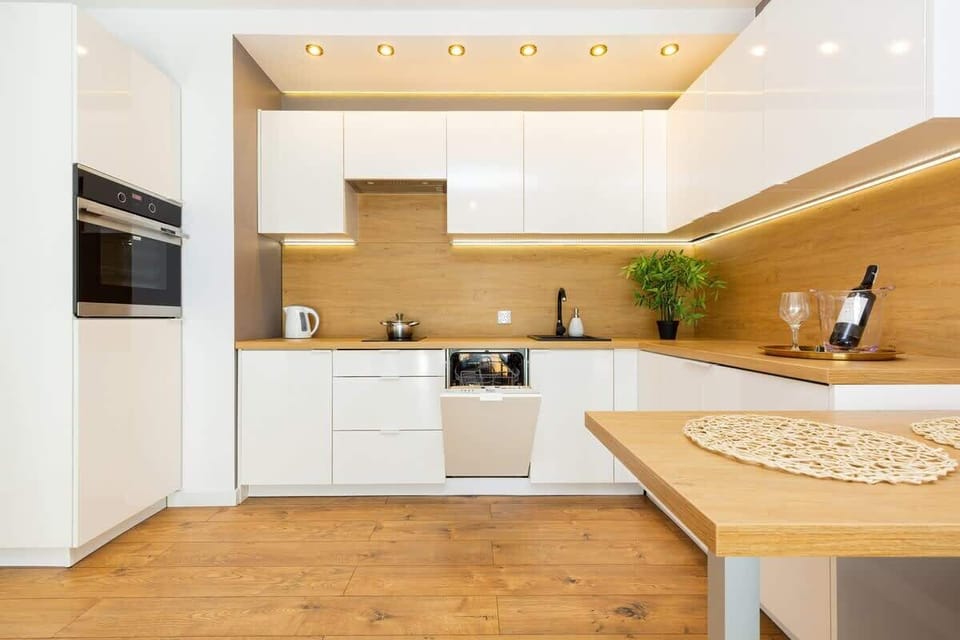 Kitchenette with plenty of kitchen utensils and dishes. 