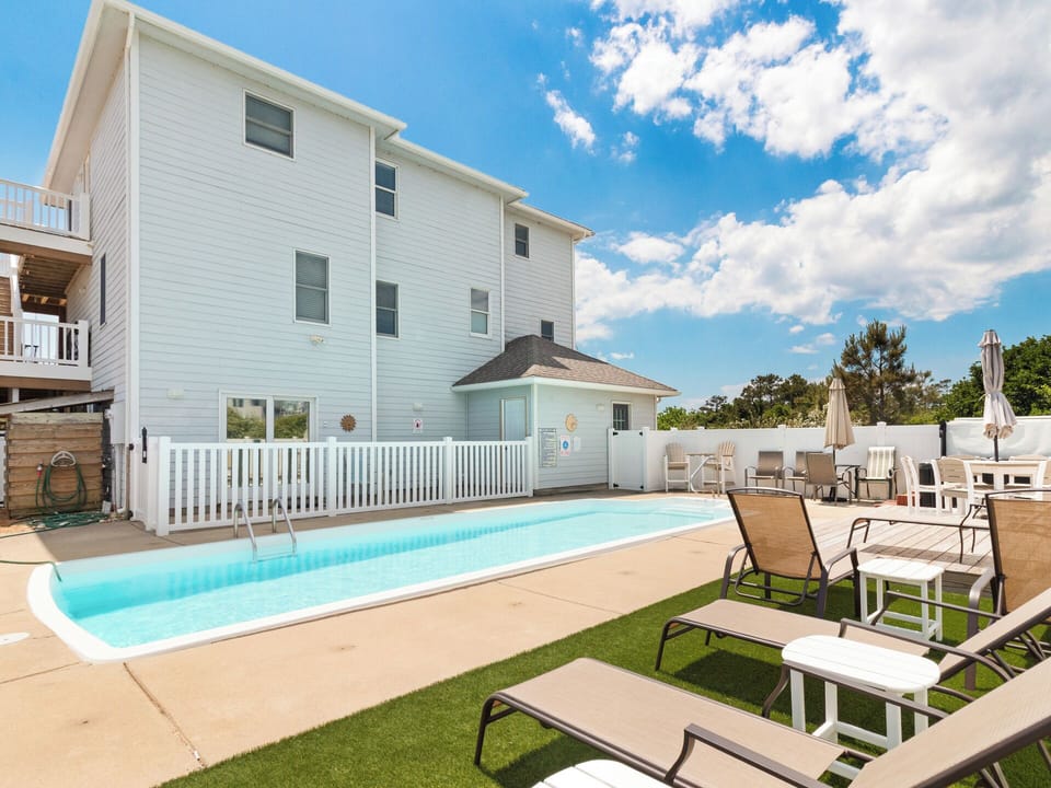 Take a dip in the Private Pool and relax in the bubbly Hot Tub under the stars!