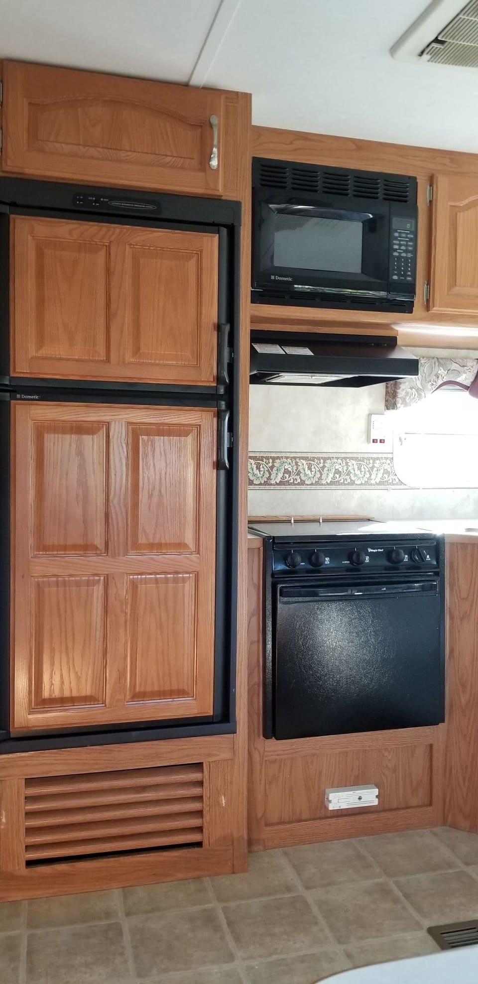 Kitchen applicances, fridge, freezer, oven, range, microwave all working great
