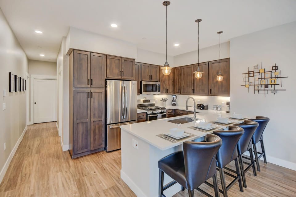 Large kitchen with counter bar for 4