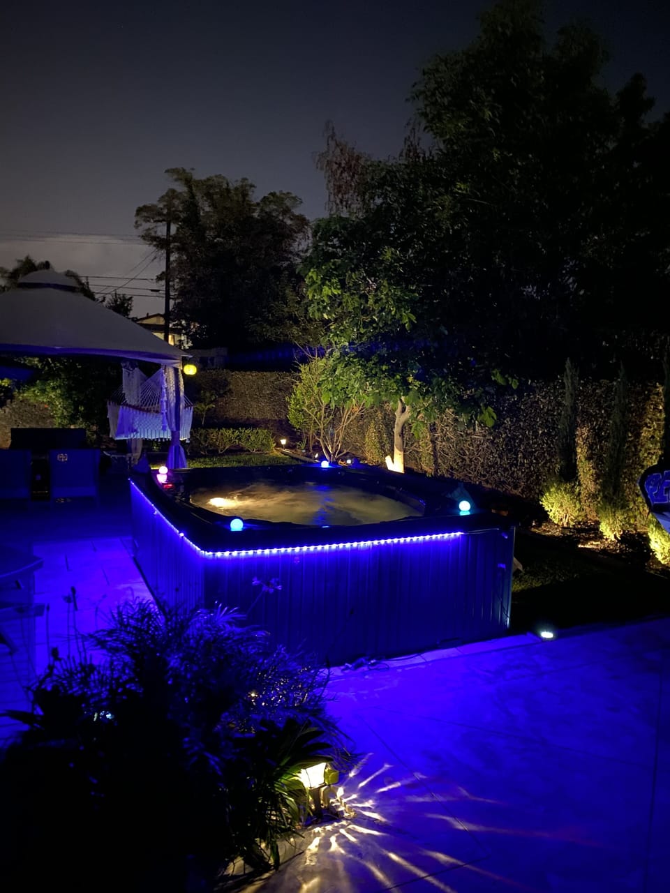 Big Jacuzzi 12 people  , BBQ , tanning area , gazebo , large backyard 