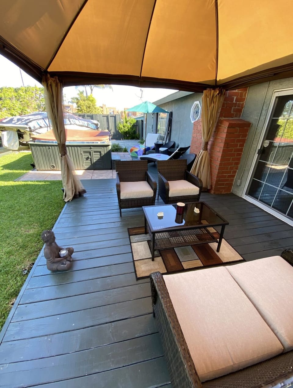 Backyard furniture a lots room in the back 