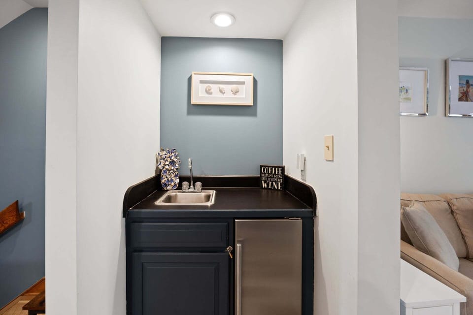 Wet bar off of living/dining area