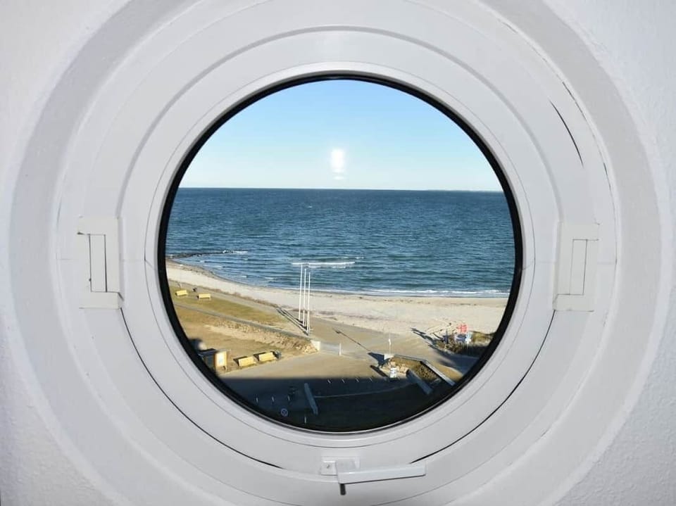 Aussicht aus dem Küchenbullauge auf das Meer