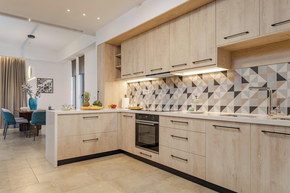 Equipped with microwave, toaster, kettle and a full range of kitchenware.