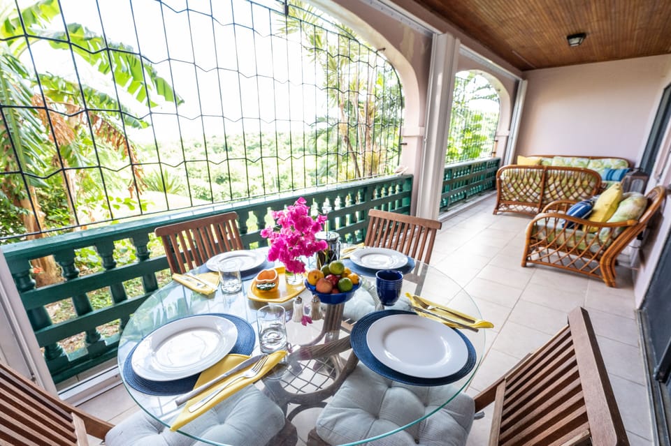 Gallery/patio - plenty of seating for everyone and lots of room - 