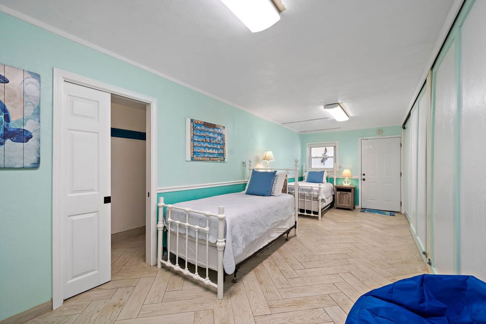 Ground Floor Room - 2 Twin Beds w/ Separate Entrance - Sleeps 2