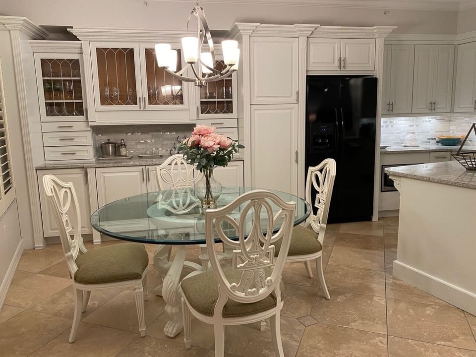 Kitchen Dining Area