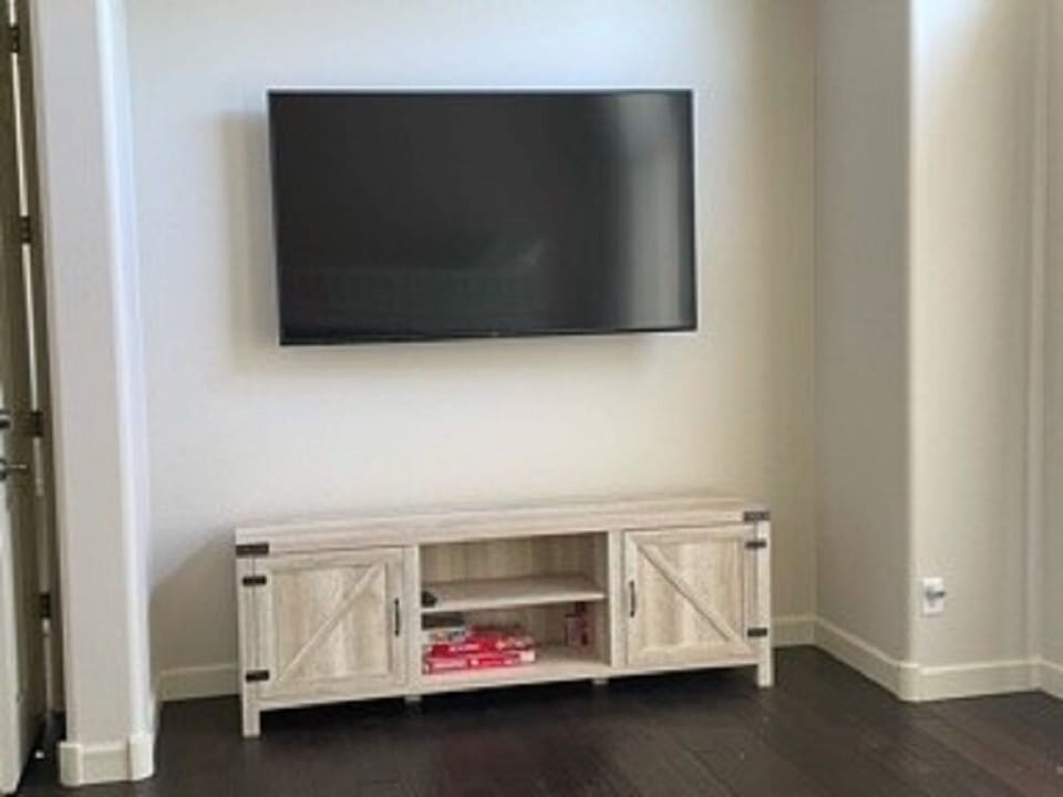 Bunk Room, 65" Smart TV
