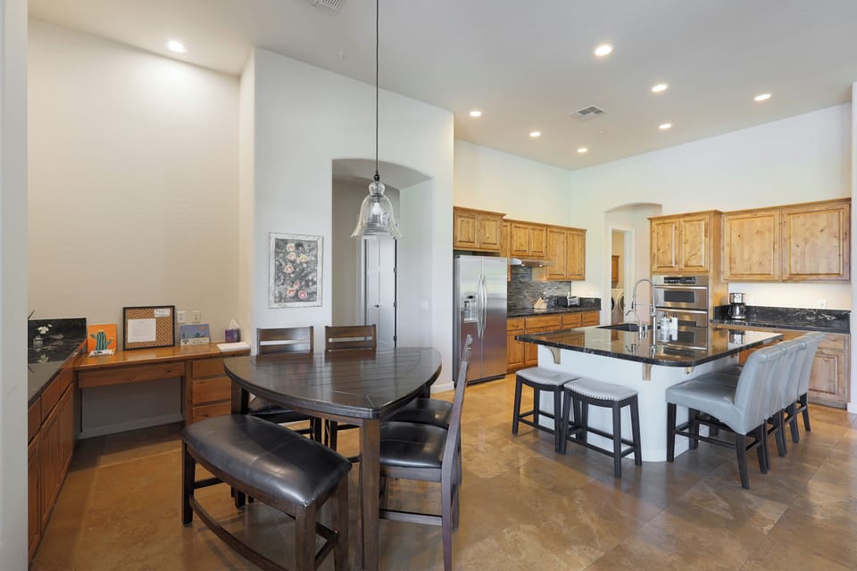 Kitchen & Desk area