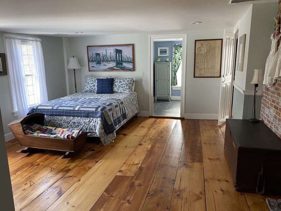 Common area queen bed-accessible to full bath door on right is south rm bedroom
