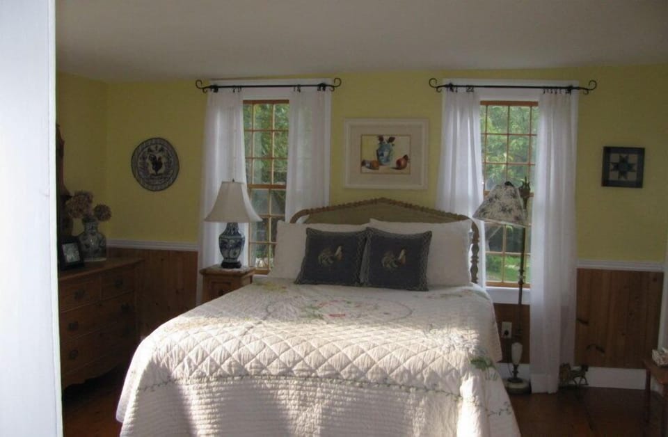 Parlor (queen bed) 1st floor accessible to full  bathroom with shower