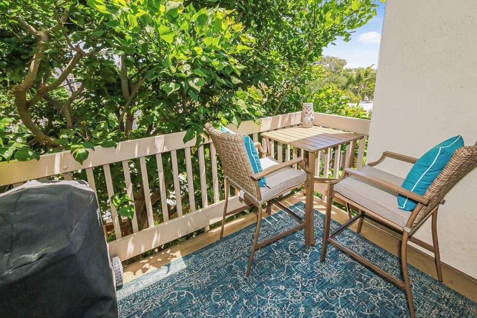 2nd balcony overlooking the gardens