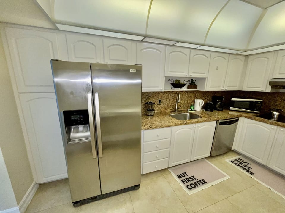 Kitchen full equipped. (Cocina completamente equipada.)