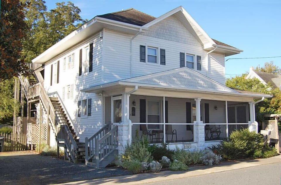 Beautifully renovated Chincoteague home in an in-town location