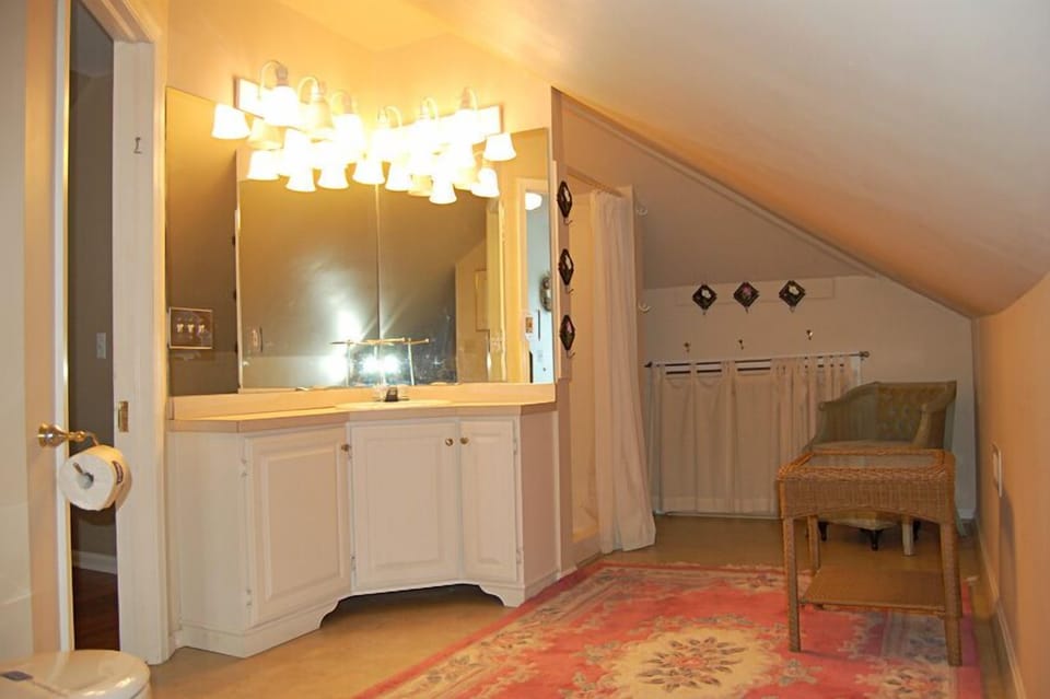 King Full Private Bathroom