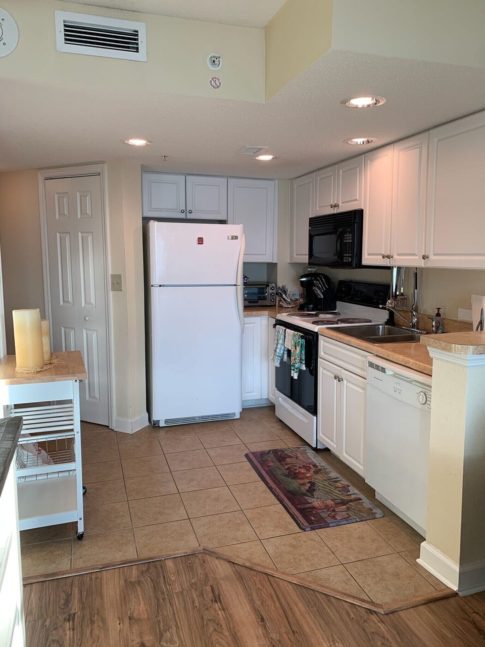Full Kitchen - Ice Maker, pots & pans, silverware, cups, wine glasses, etc.