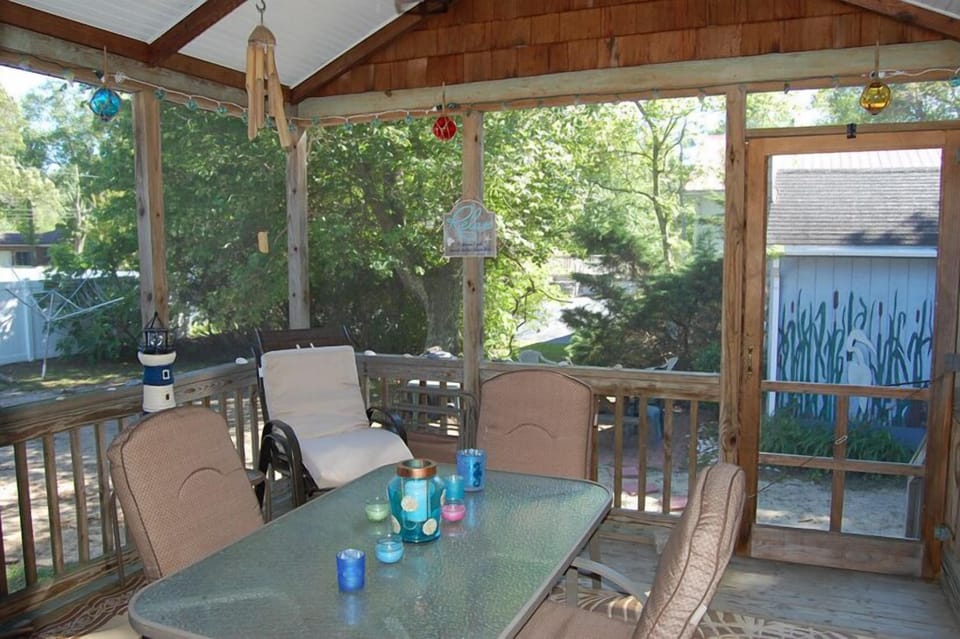 Spacious Screened in Porch 