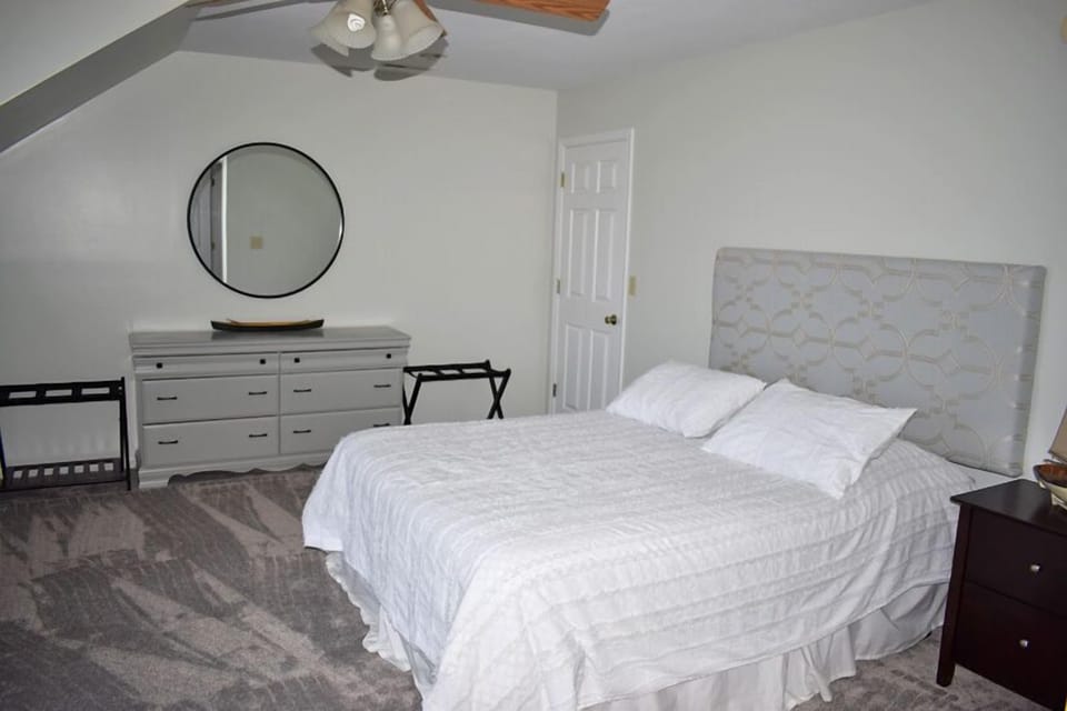 3rd Floor Queen Bedroom 