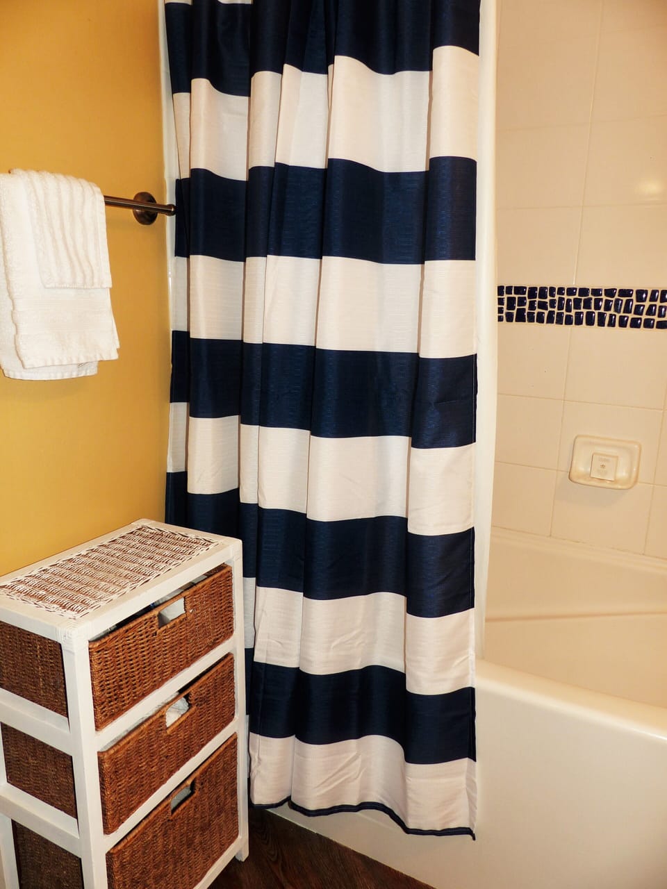 Full bath with tub/shower combo
