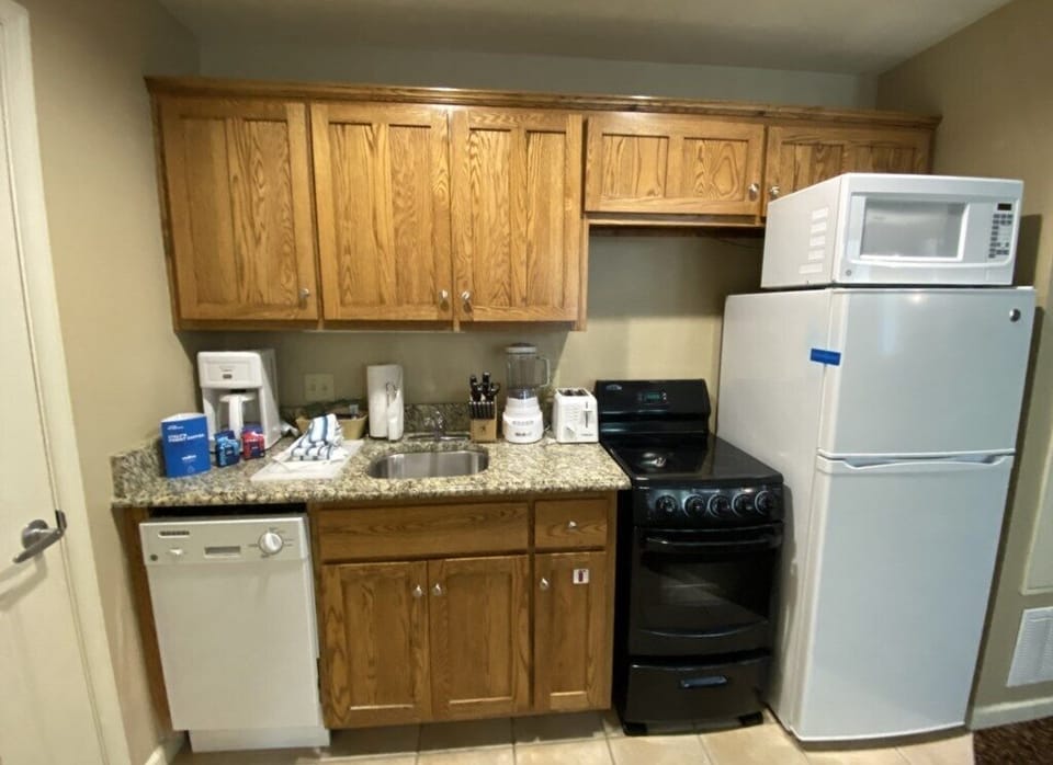 7 governors green 1 bedroom - kitchen 2 edited.jpg