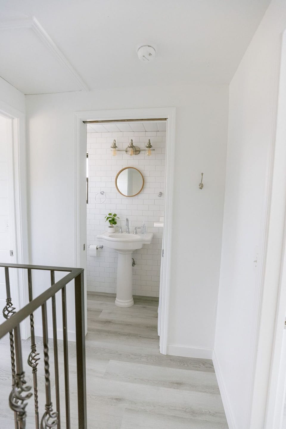 Upstairs Hallway Bath with Shower